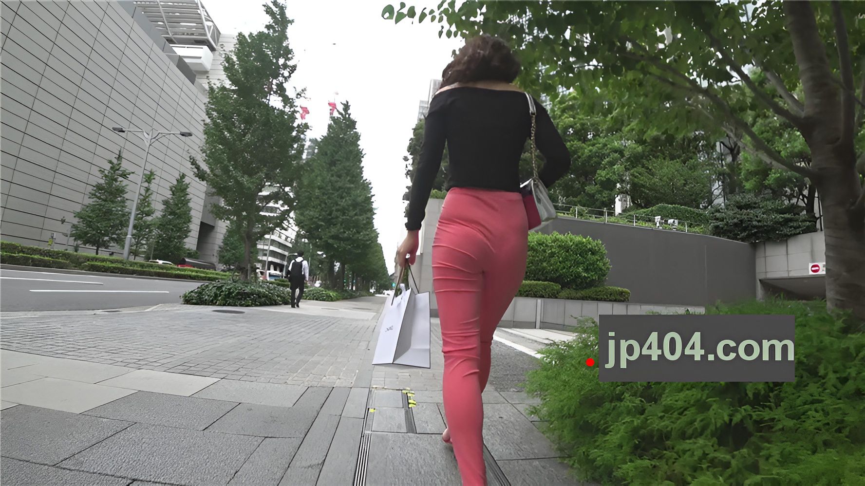 黑色上衣紧身红裤[1.45G/MP4]