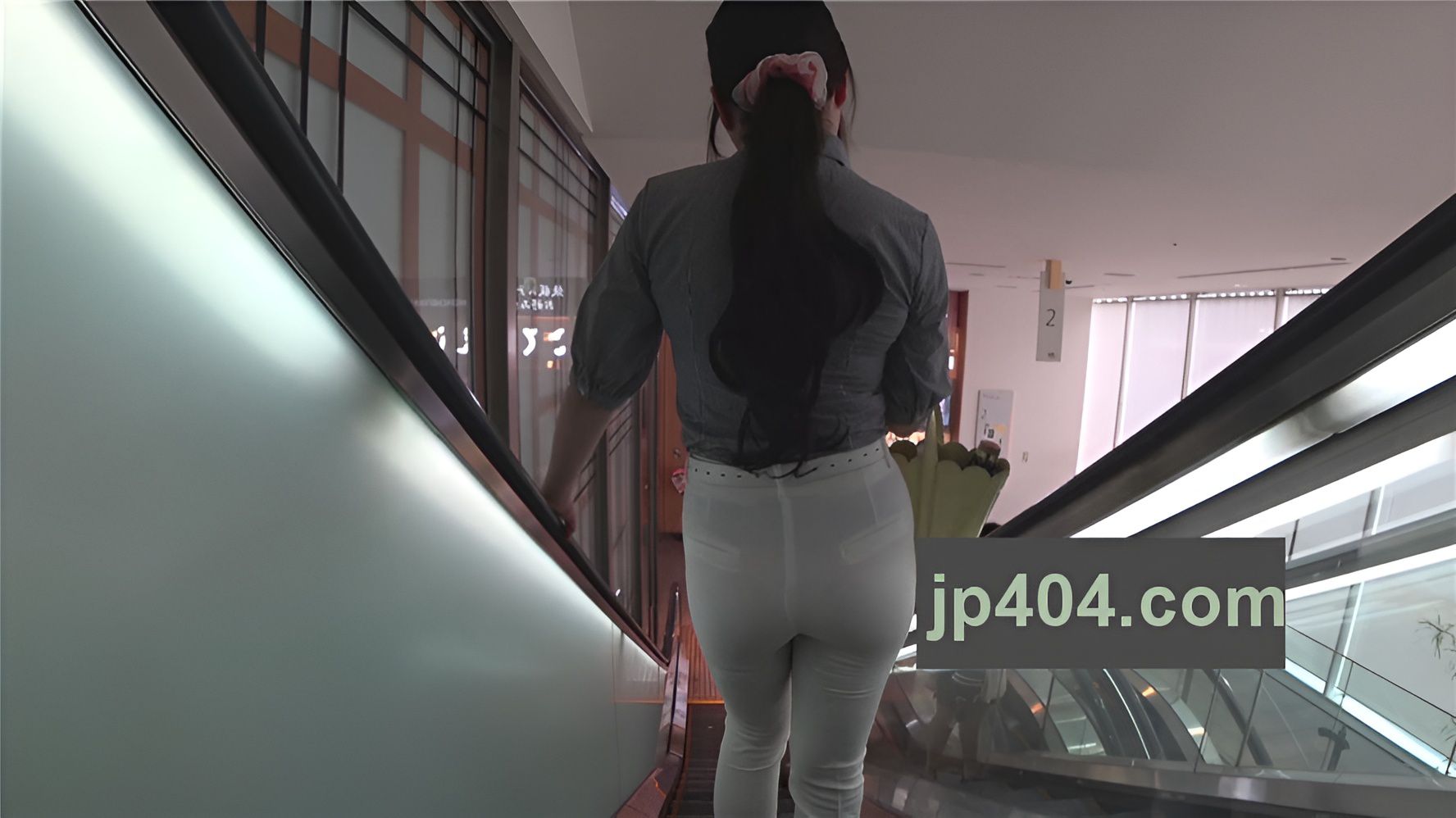 紧身白裤OL少妇[1.24G/MP4]