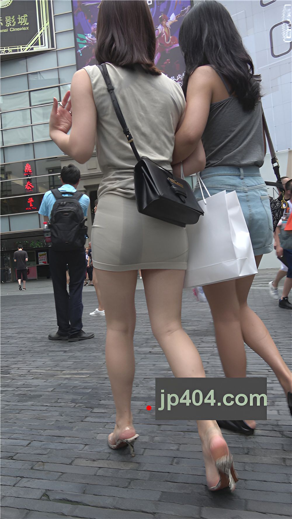 连体包臀裙妹子[2.32G/MP4]