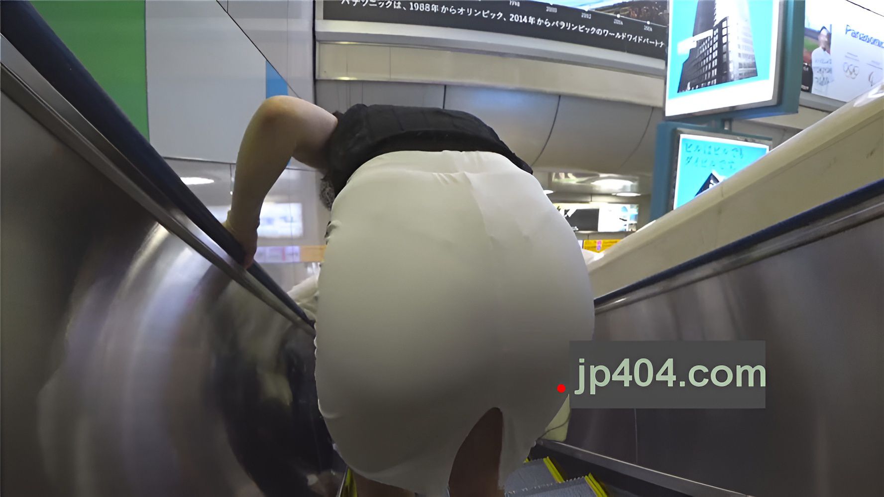 后开叉白色包屯裙[417M/MP4]