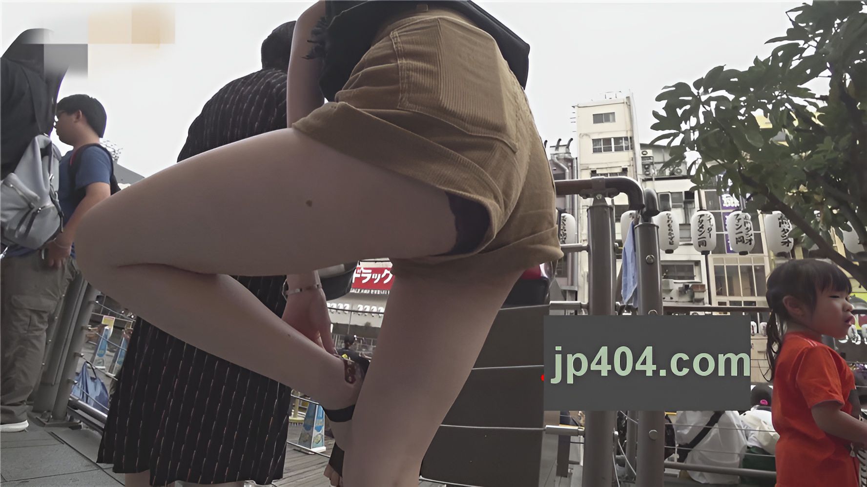 棕色热裤高跟极品长腿妹子[660M/MP4]