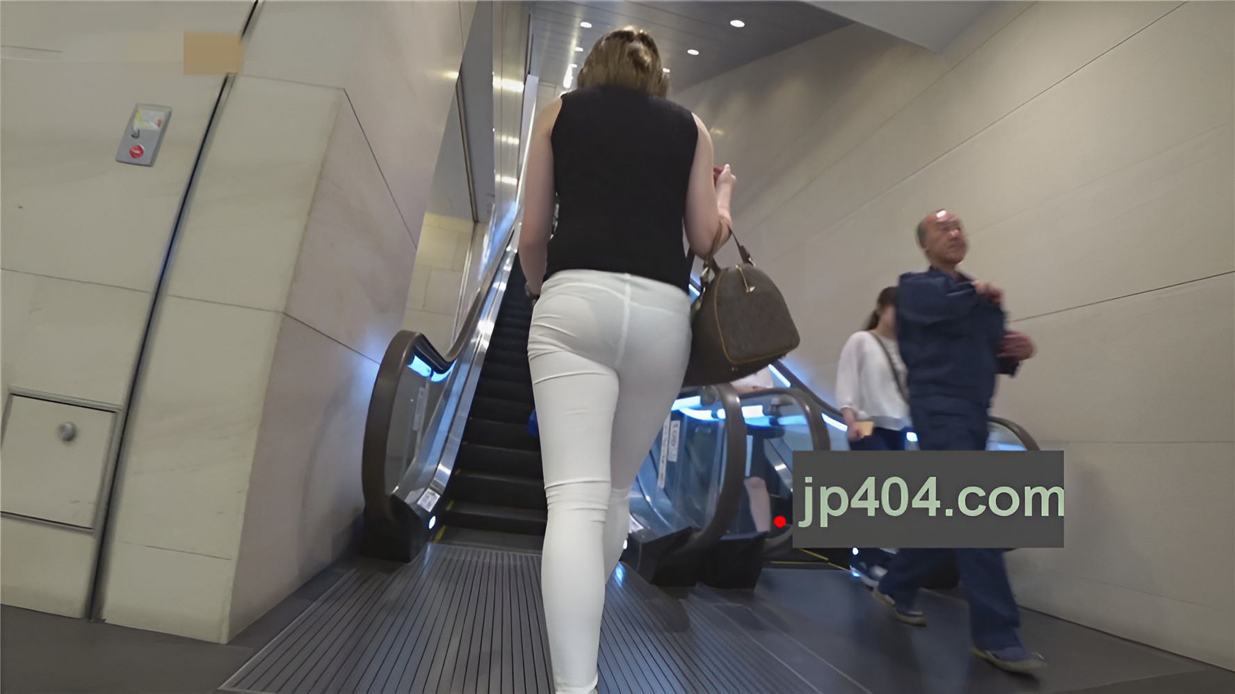 紧身白裤性感圆润[1.13G/MP4]