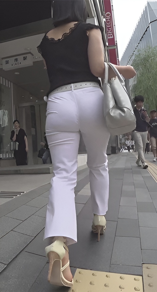 白色紧裤饱满圆润[1.39G/MP4]