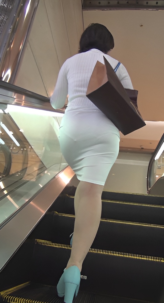 白色包屯短裙小翘屯妹子[545M/MP4]