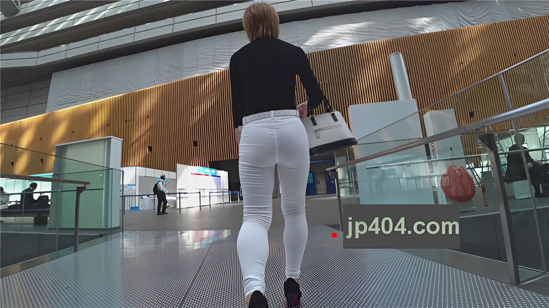 白色破洞紧身裤高跟OL[1.39G/MP4]