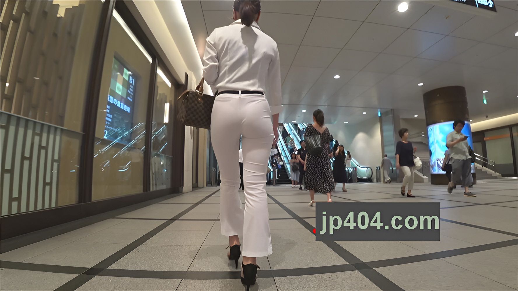 紧身白裤极品身材美腿OL[1.41G/MP4]