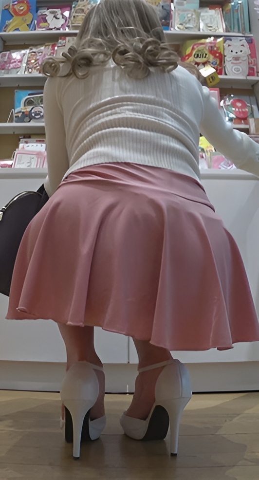 粉色超短裙白衣极品美女[1.39G/MP4]