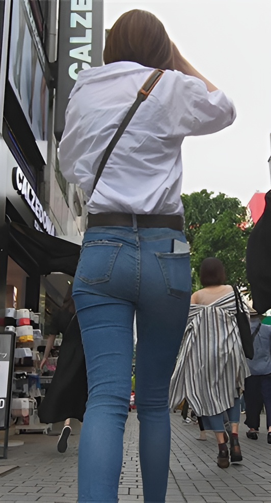 逛街的浅蓝牛仔九分裤细腿圆翘屯[1.03G/MP4]