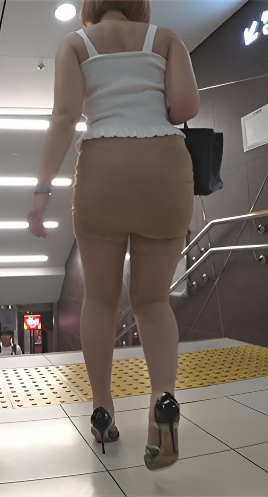 肉色包屯短裙肉丝高跟[1.41G/MP4]