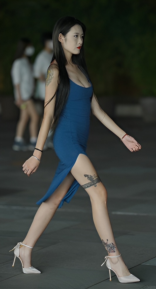 蓝色吊带长裙美女【套图+视频】