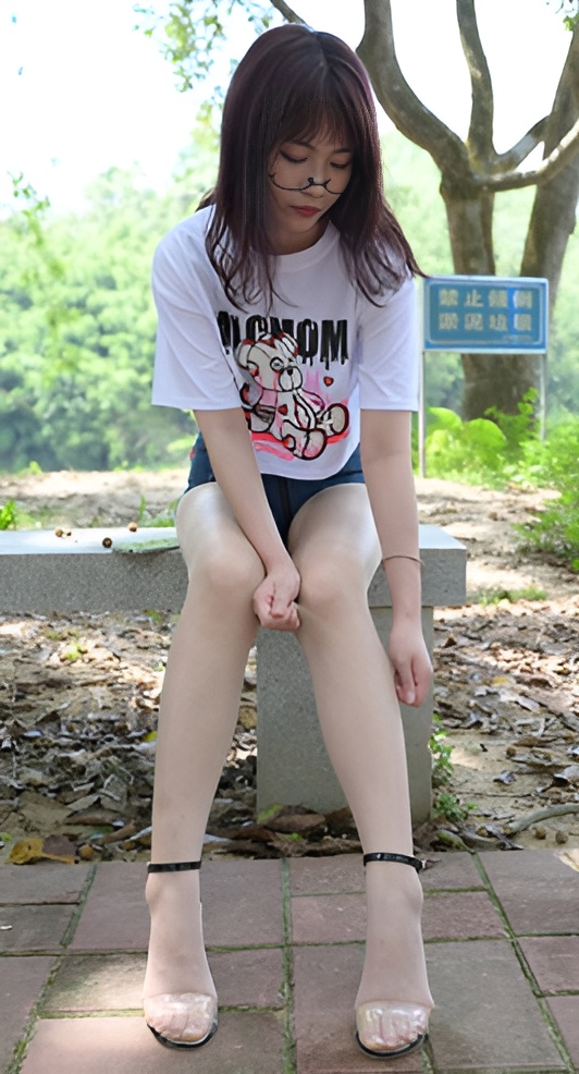 热裤肉丝妹子【套图+视频】