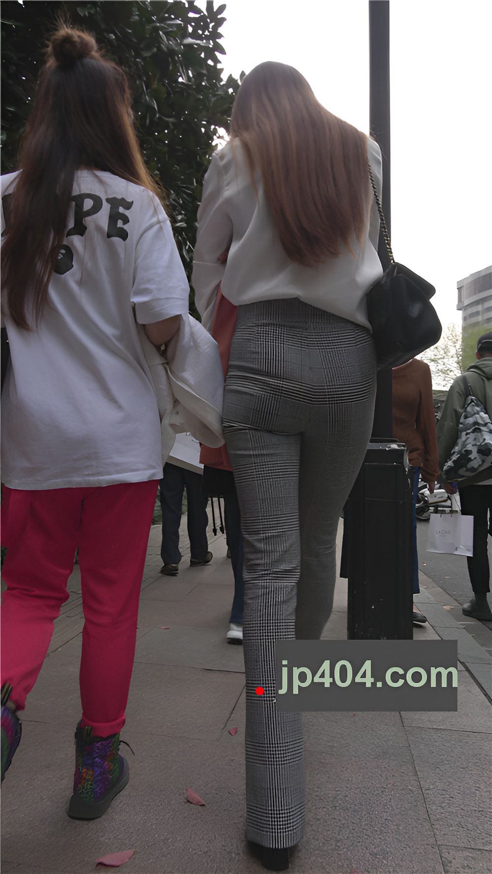 丰腴紧身裤小姐姐[2.29G/MP4]