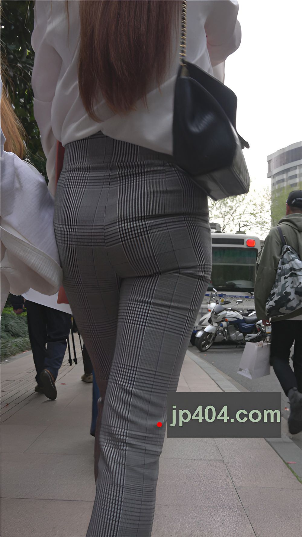 丰腴紧身裤小姐姐[2.29G/MP4]