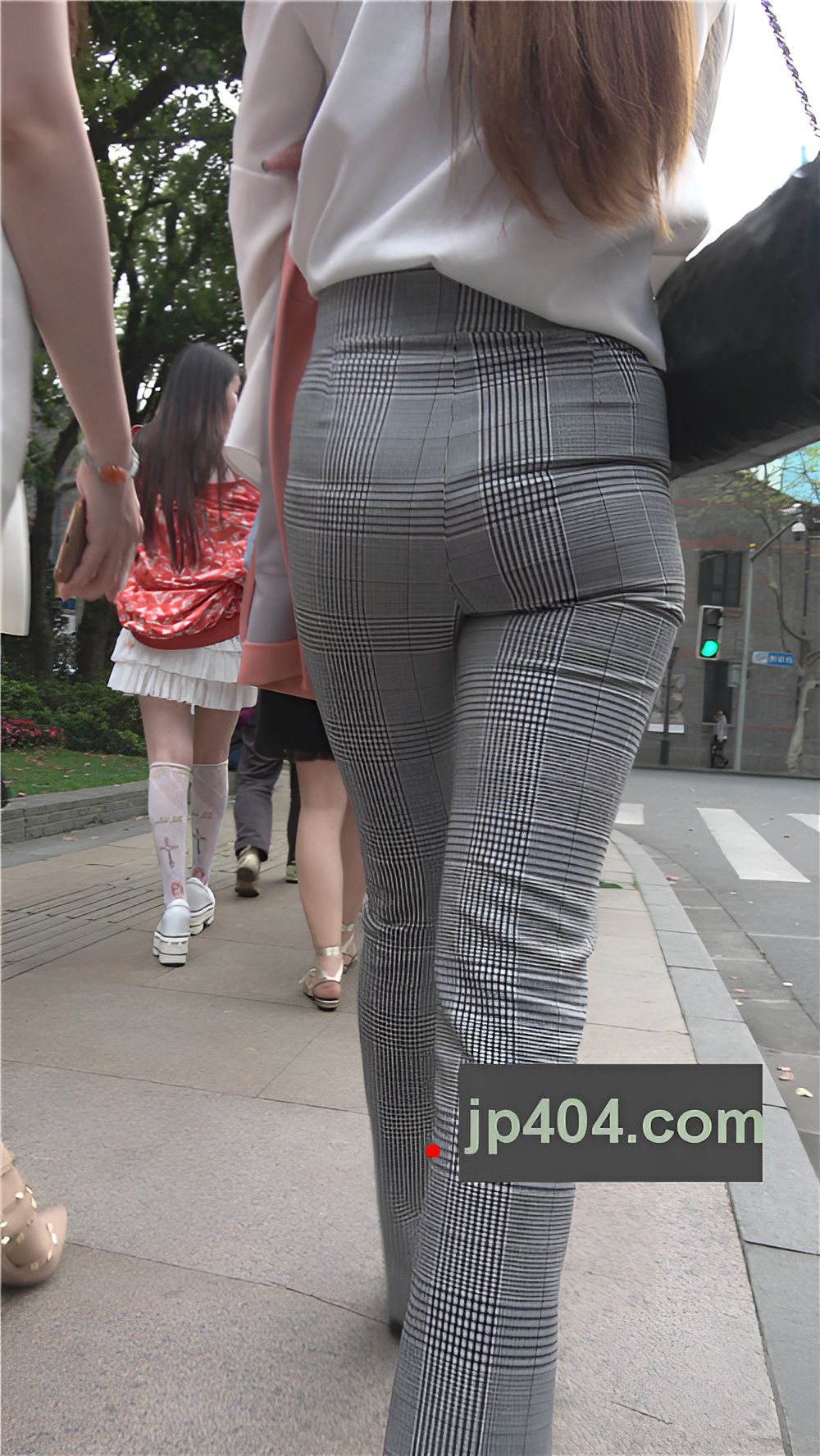 丰腴紧身裤小姐姐[2.29G/MP4]