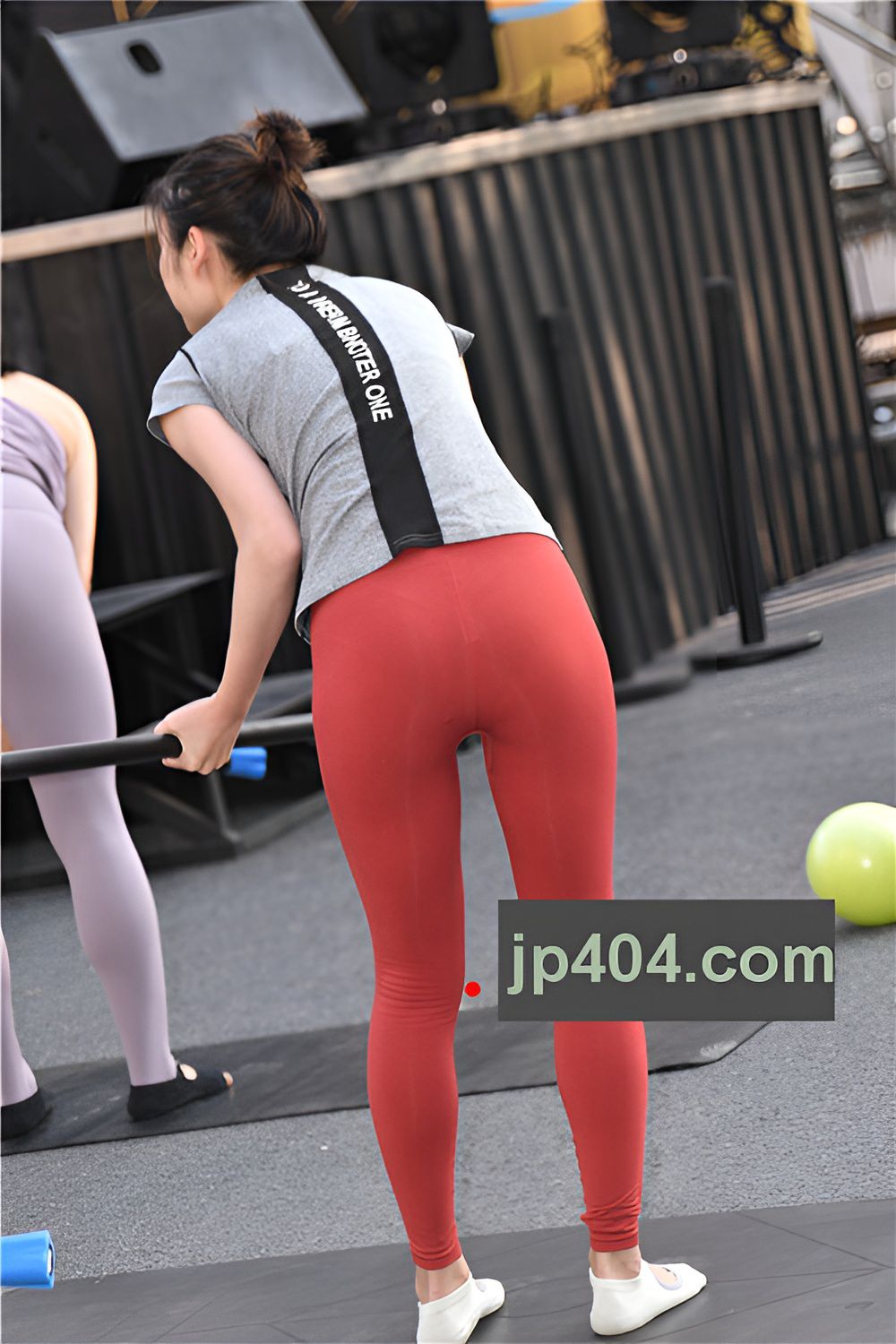 红色紧身瑜伽裤妹子【套图+视频】