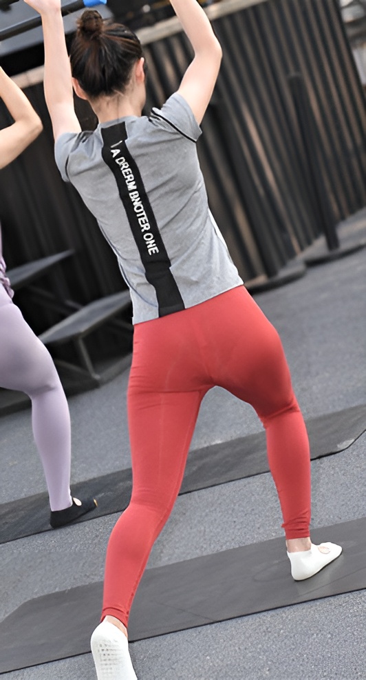 红色紧身瑜伽裤妹子【套图+视频】