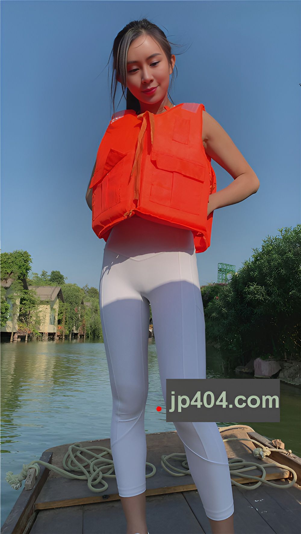 漂亮的白色紧身裤小姐姐[4.17G/MP4]