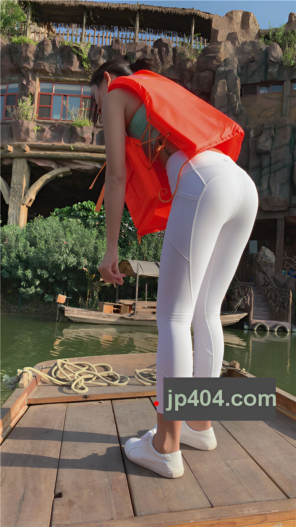 漂亮的白色紧身裤小姐姐[4.17G/MP4]