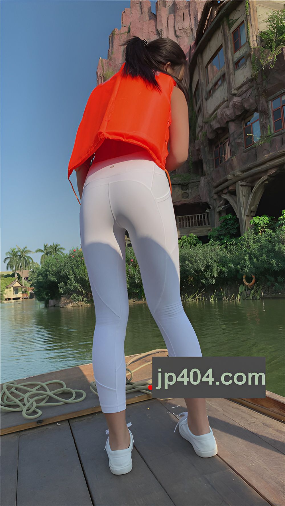 漂亮的白色紧身裤小姐姐[4.17G/MP4]