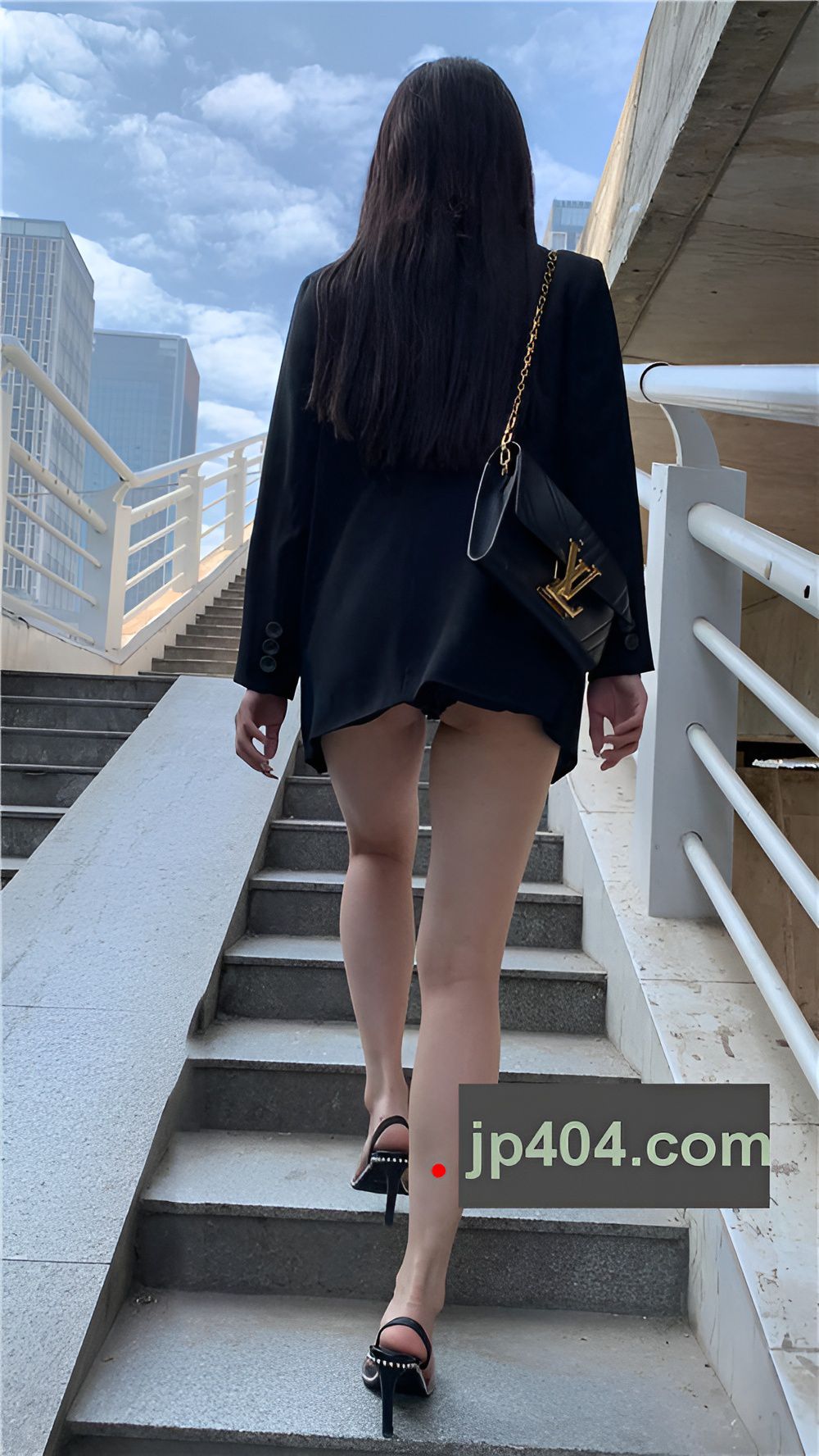 黑色月牙热裤美眉【套图+视频】