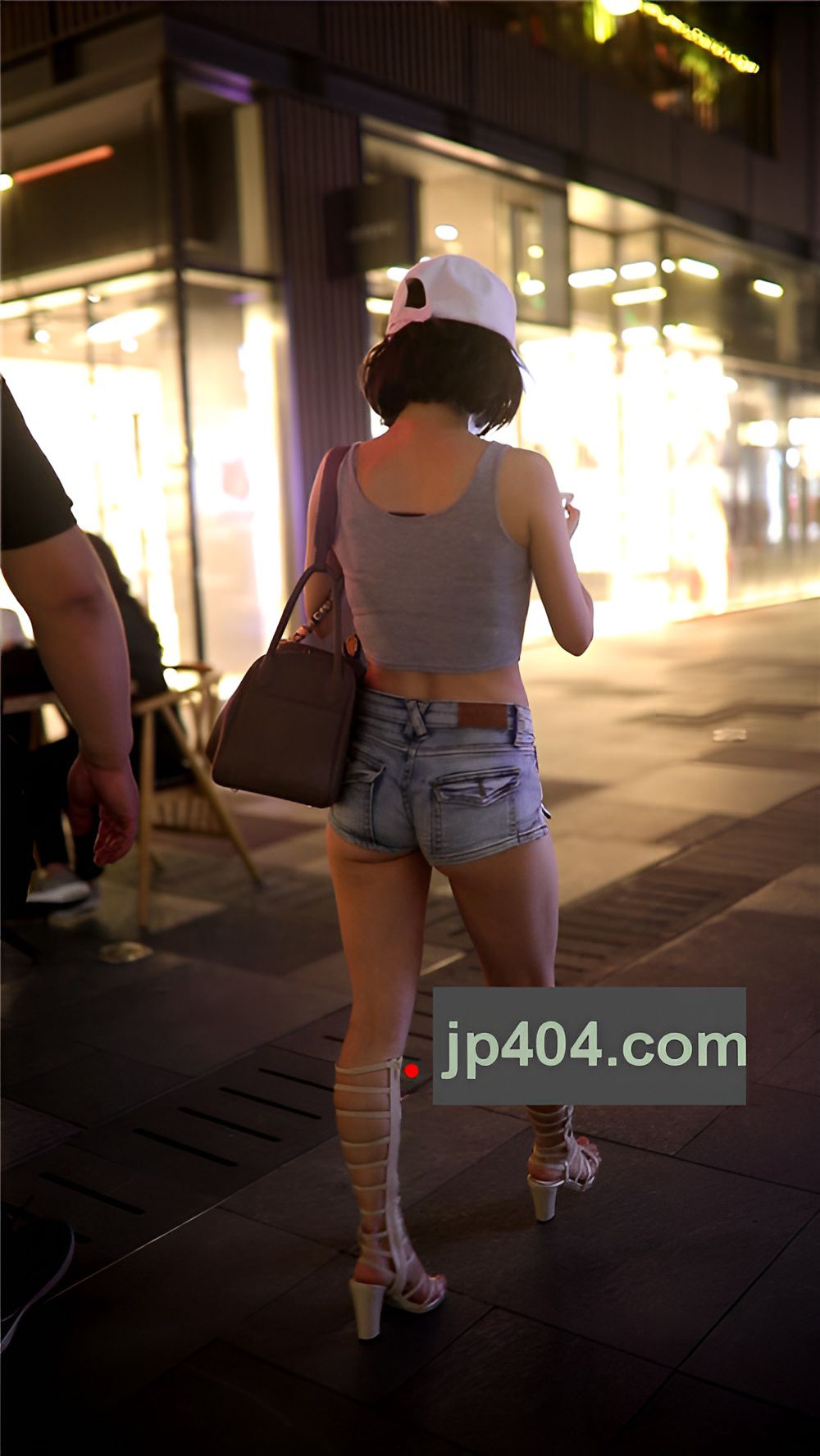 模拍漂亮的热裤月牙美女《四》[2.58G/MP4]