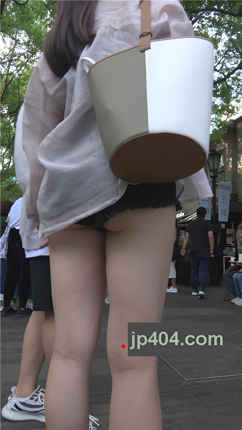 漂亮的黑色热裤月牙美女[1.78G/MP4]