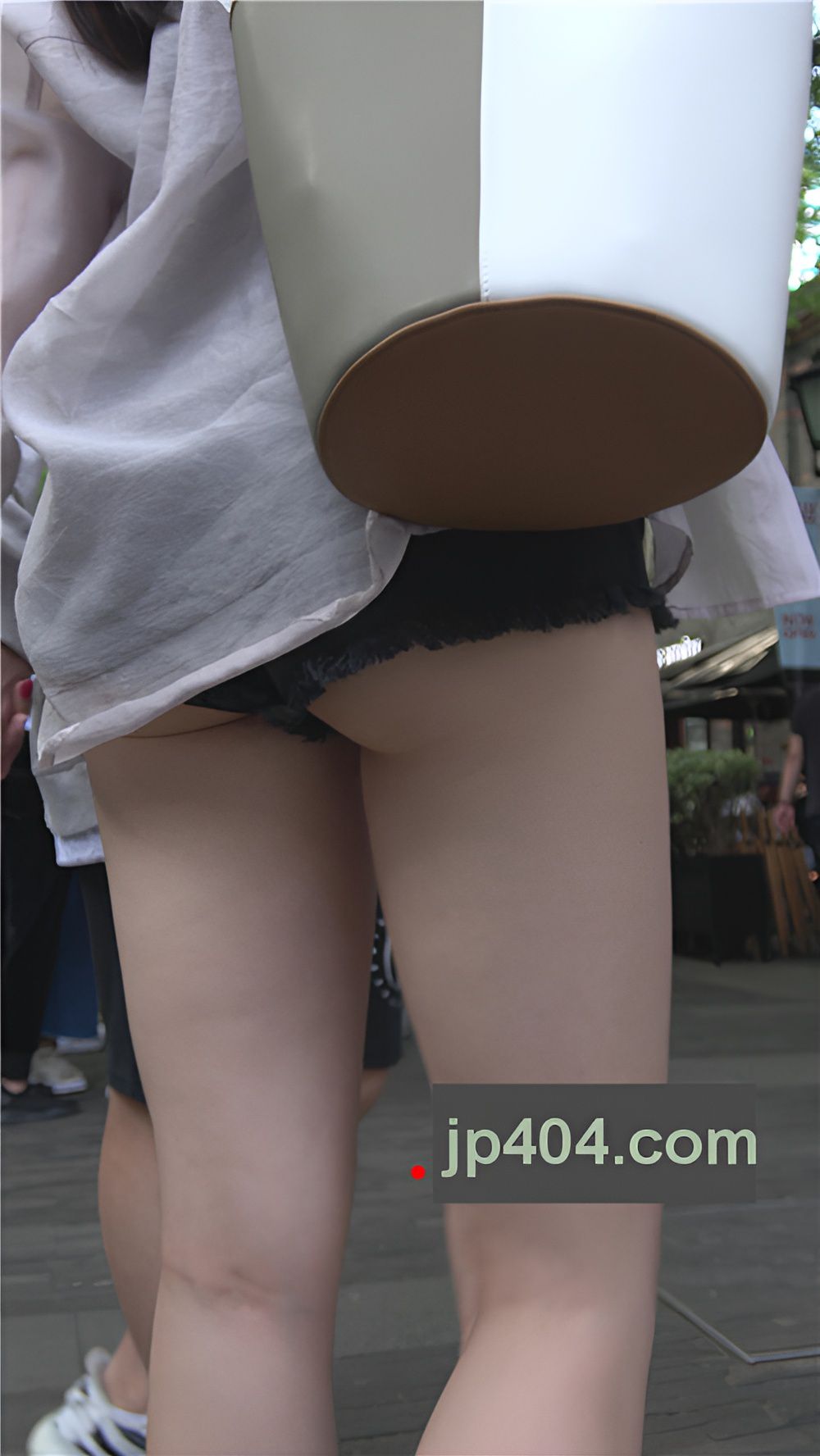 漂亮的黑色热裤月牙美女[1.78G/MP4]