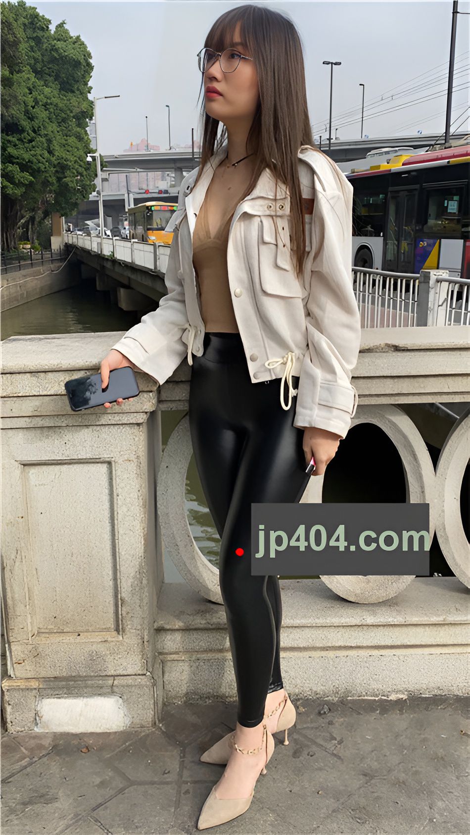 （视频）皮裤-一个抽电子烟的女人[10.8G/MP4]