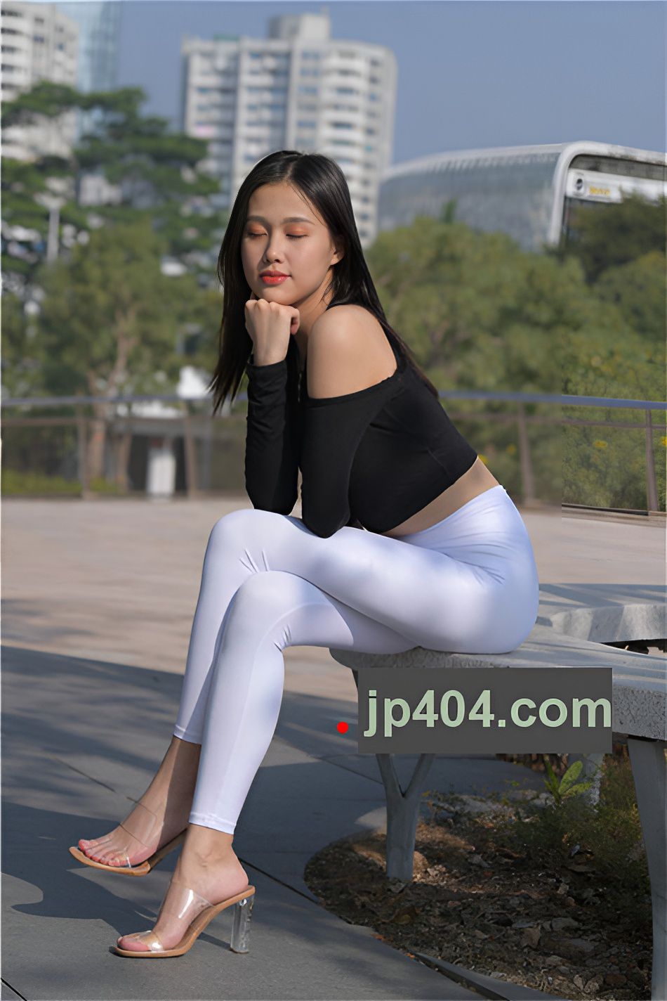 （套图一）紧身白裤女孩(324P)[5.8G/JPG]