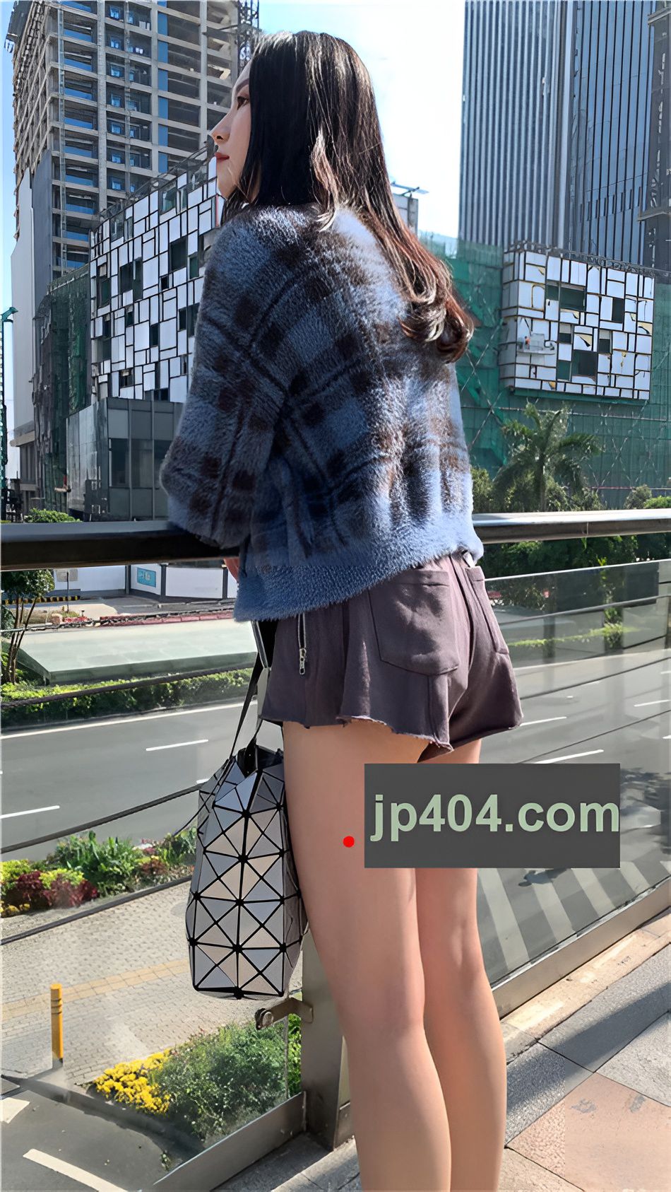 （视频）灰色热裤长腿美女[6.81G/MP4]