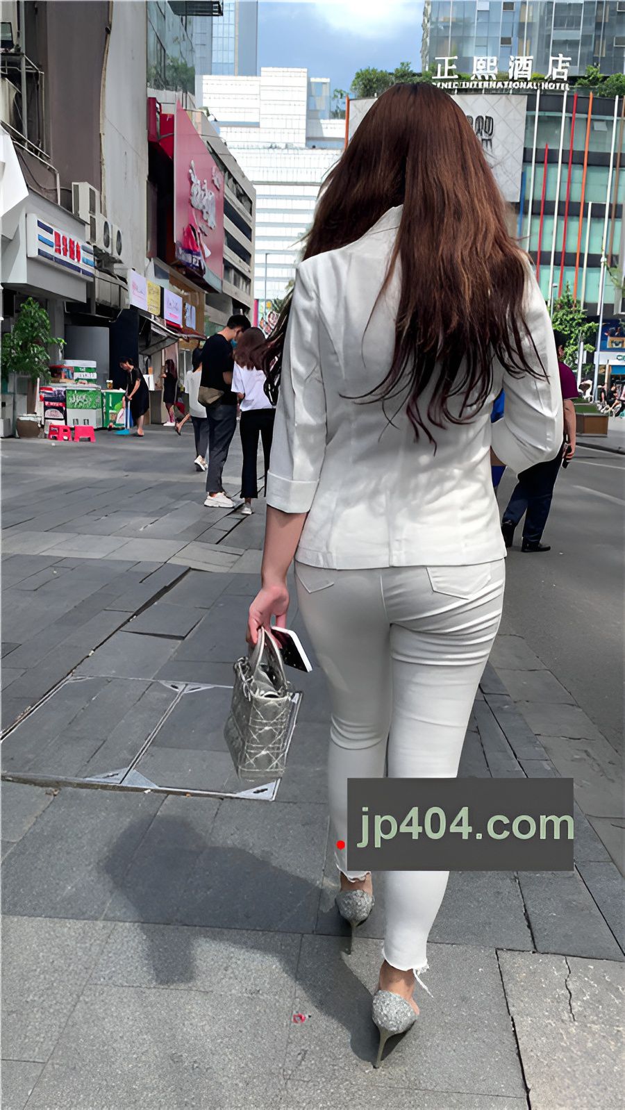 （视频）白色牛仔裤小姐姐[6.22G/MP4]