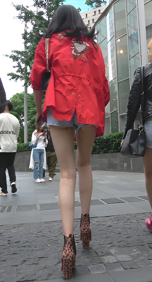 红衣牛仔热裤小姐姐[2.2G/MP4]