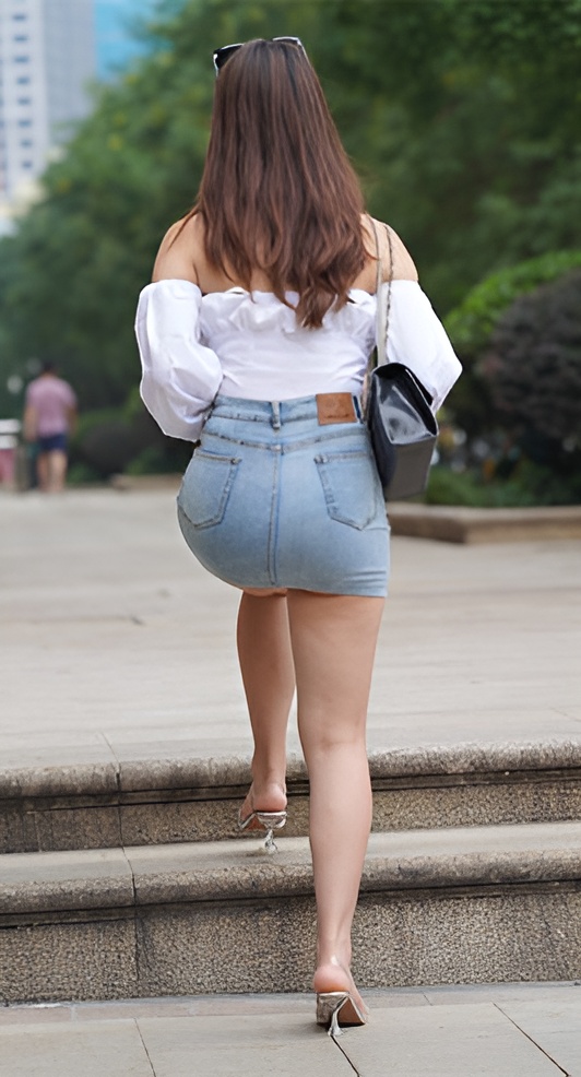 （视频二）牛仔裙美女 [4.4G/MP4]