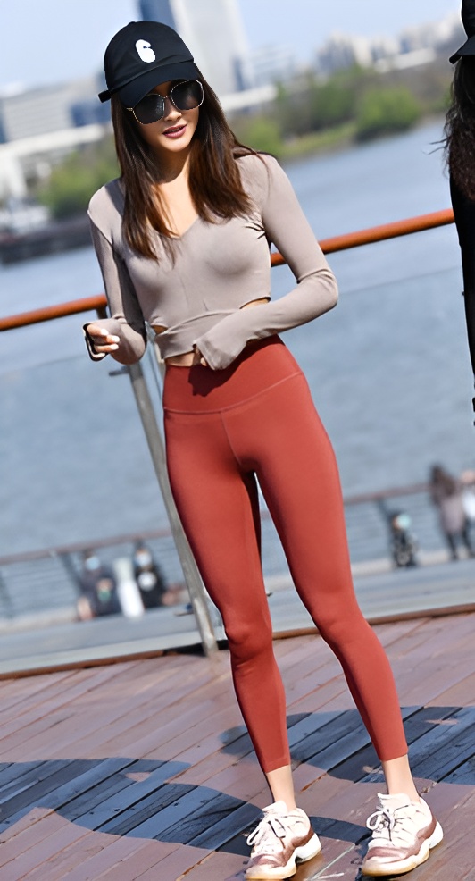 （视频）瑜伽紧身裤美女小姐姐[3.86G/MP4]