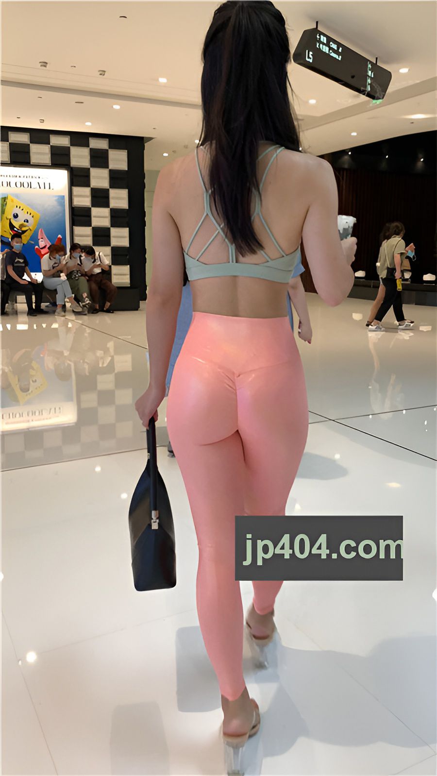 （视频）珍珠粉亮光紧身瑜伽裤小姐姐[7.15G/MP4]