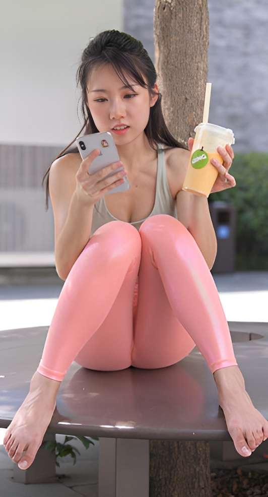 （视频）珍珠粉亮光紧身瑜伽裤小姐姐[7.15G/MP4]