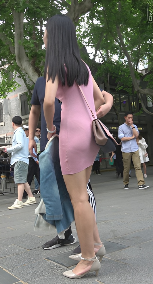 粉色连衣包臀裙小姐姐[1.43G/MP4]