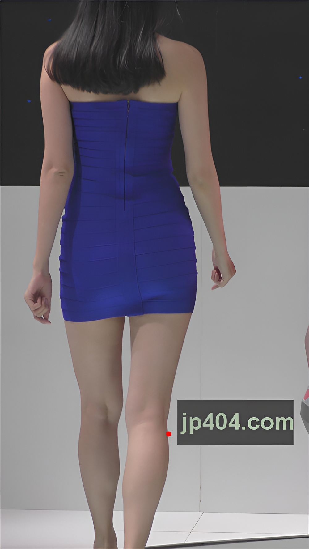 蓝色连体裙车模小姐姐[888M/MP4]