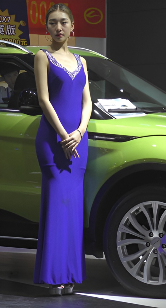 长裙车模小姐姐[1.56G/MP4]