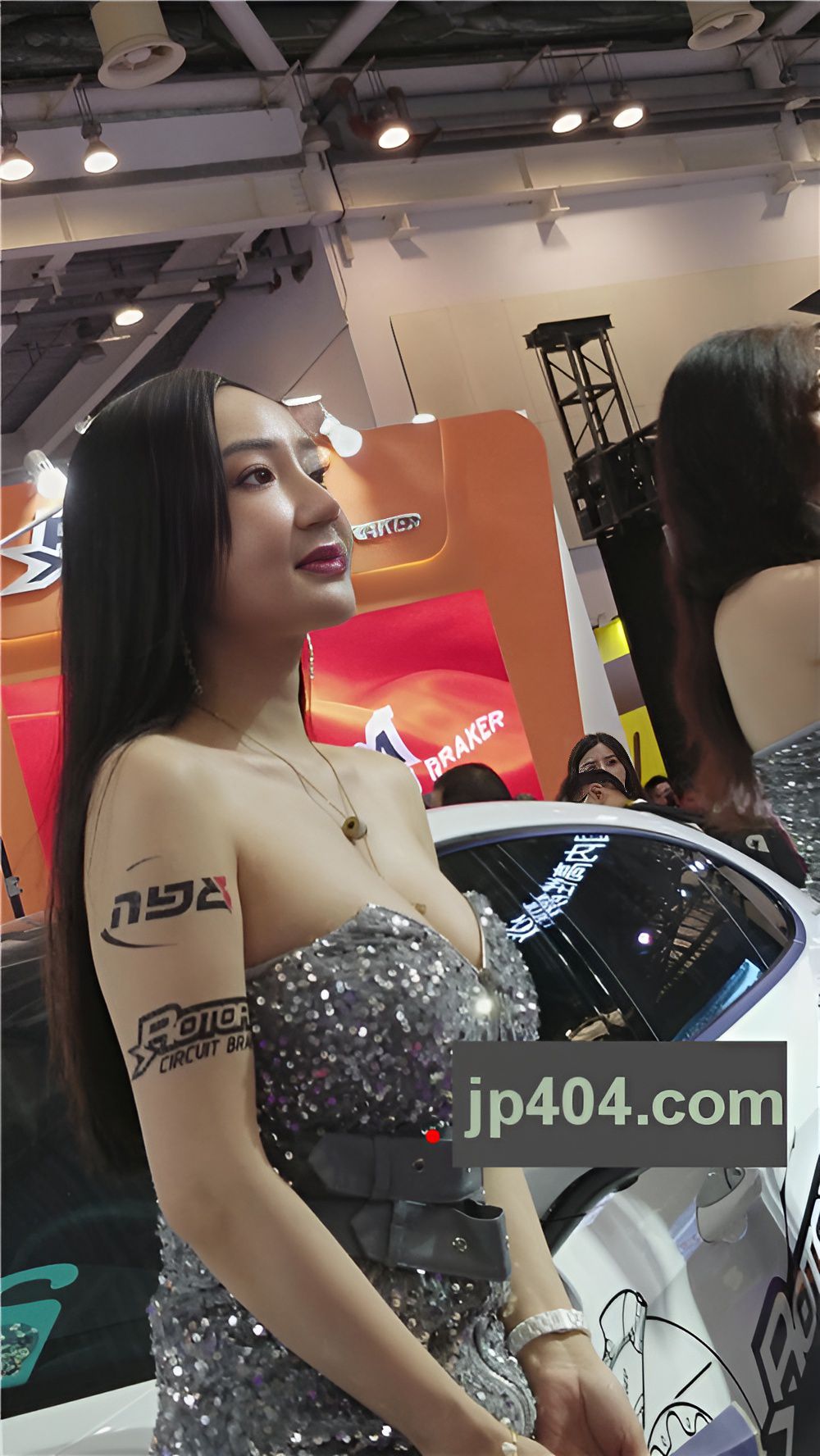 漂亮的银裙车模小姐姐[716M/MP4]