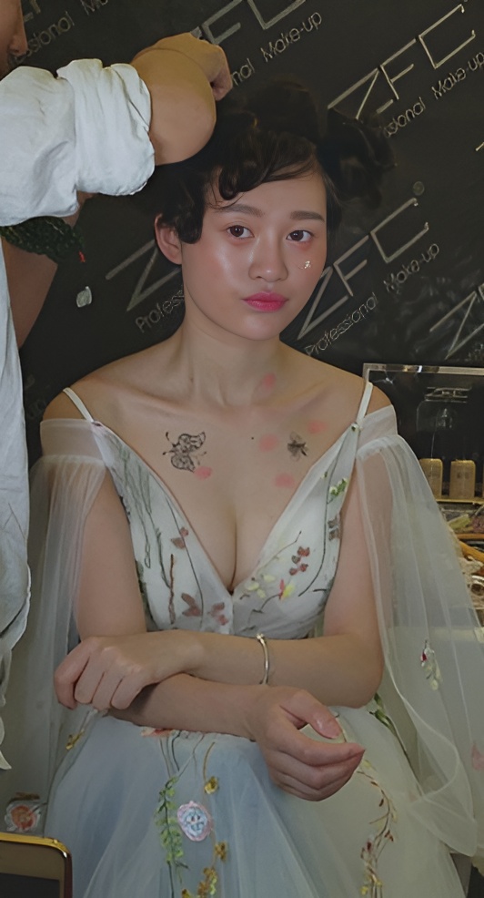 漂亮的美妆小姐姐[676M/MP4]