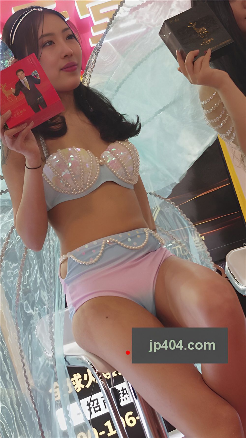 坐在高凳上的美模[796M/MP4]