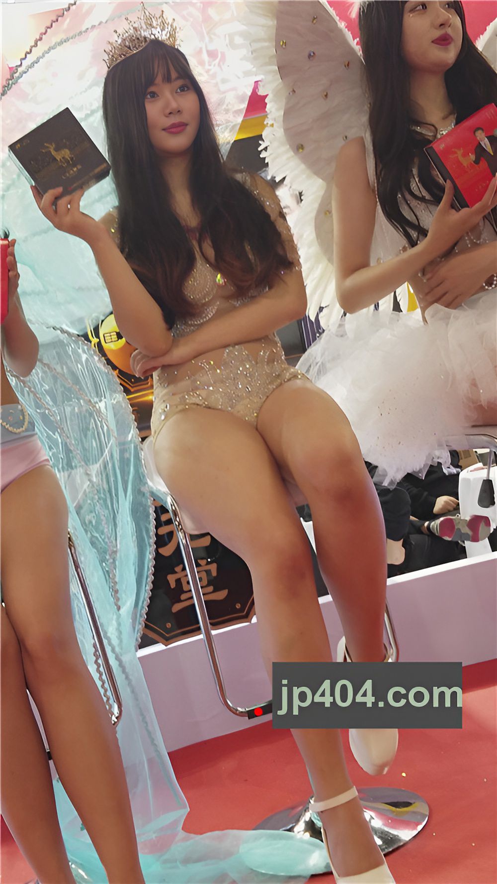 坐在高凳上的美模[796M/MP4]