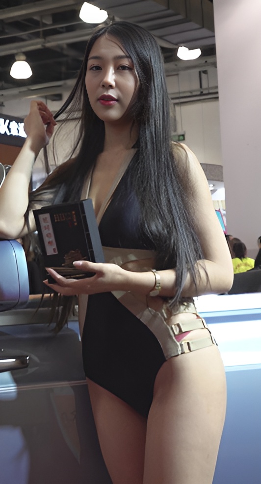 漂亮的泳装展模美女[2.21G/MP4]