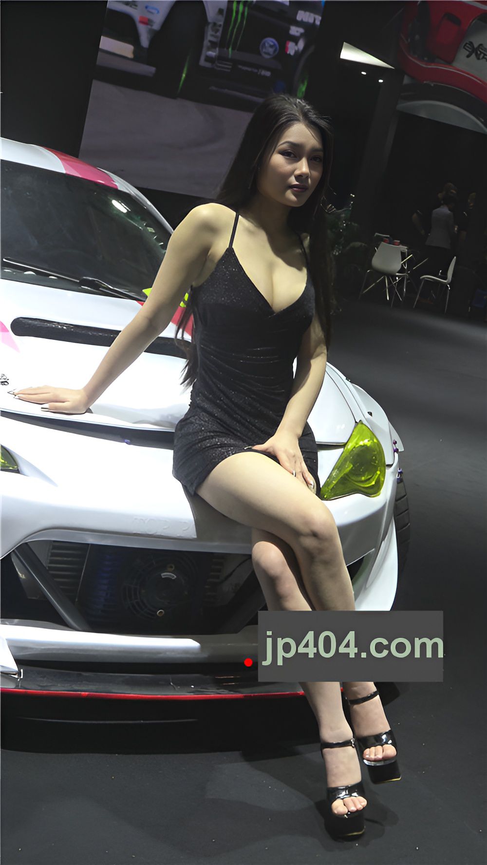 性感的吊带黑裙车模美女[17.99G/MP4]