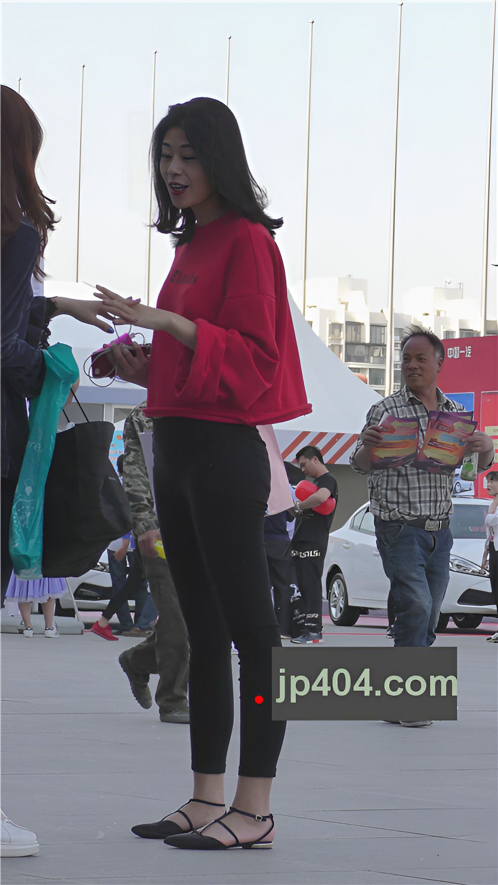 等待入场的车模小姐姐[4.71G/MP4]