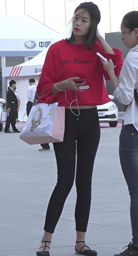 等待入场的车模小姐姐[4.71G/MP4]