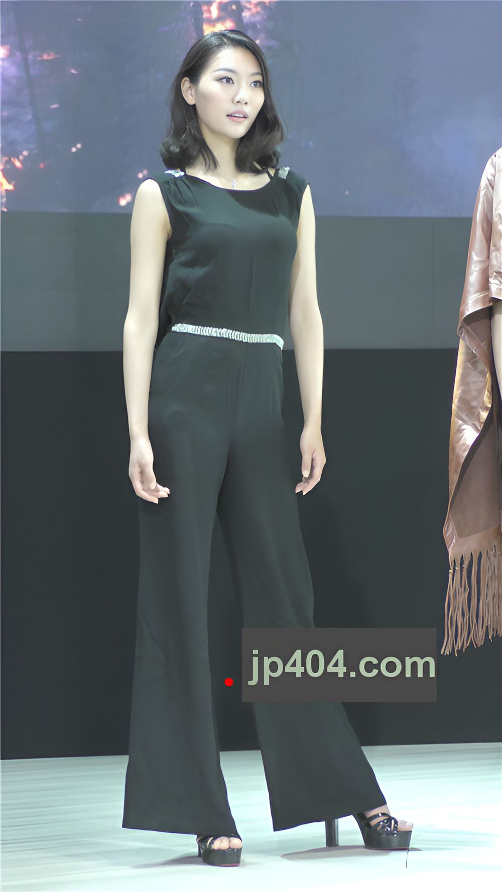 漂亮的短发美女[1.05G/MP4]