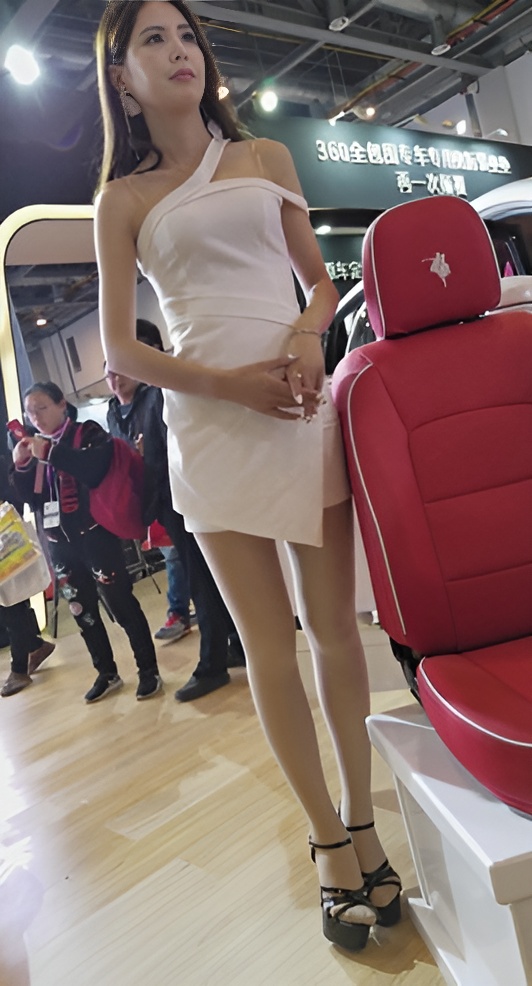 白色连体裙模特美女[711M/MP4]