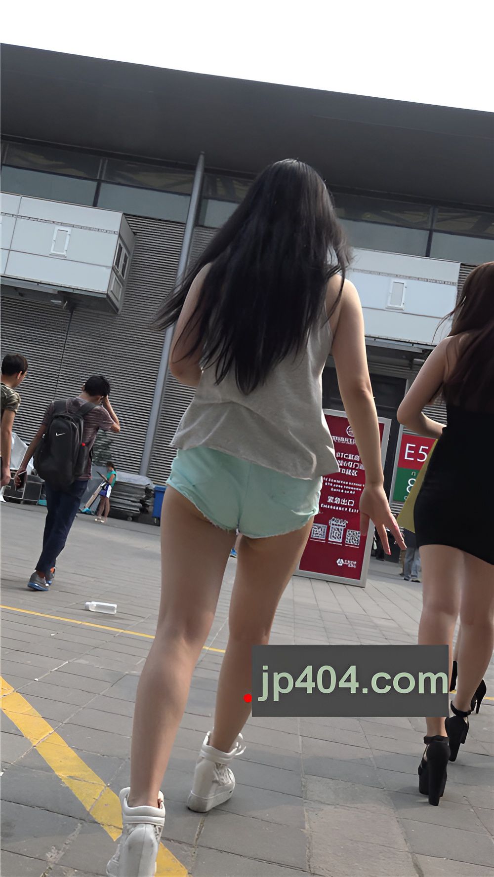 会场外的短裤月牙小姐姐[681M/MP4]